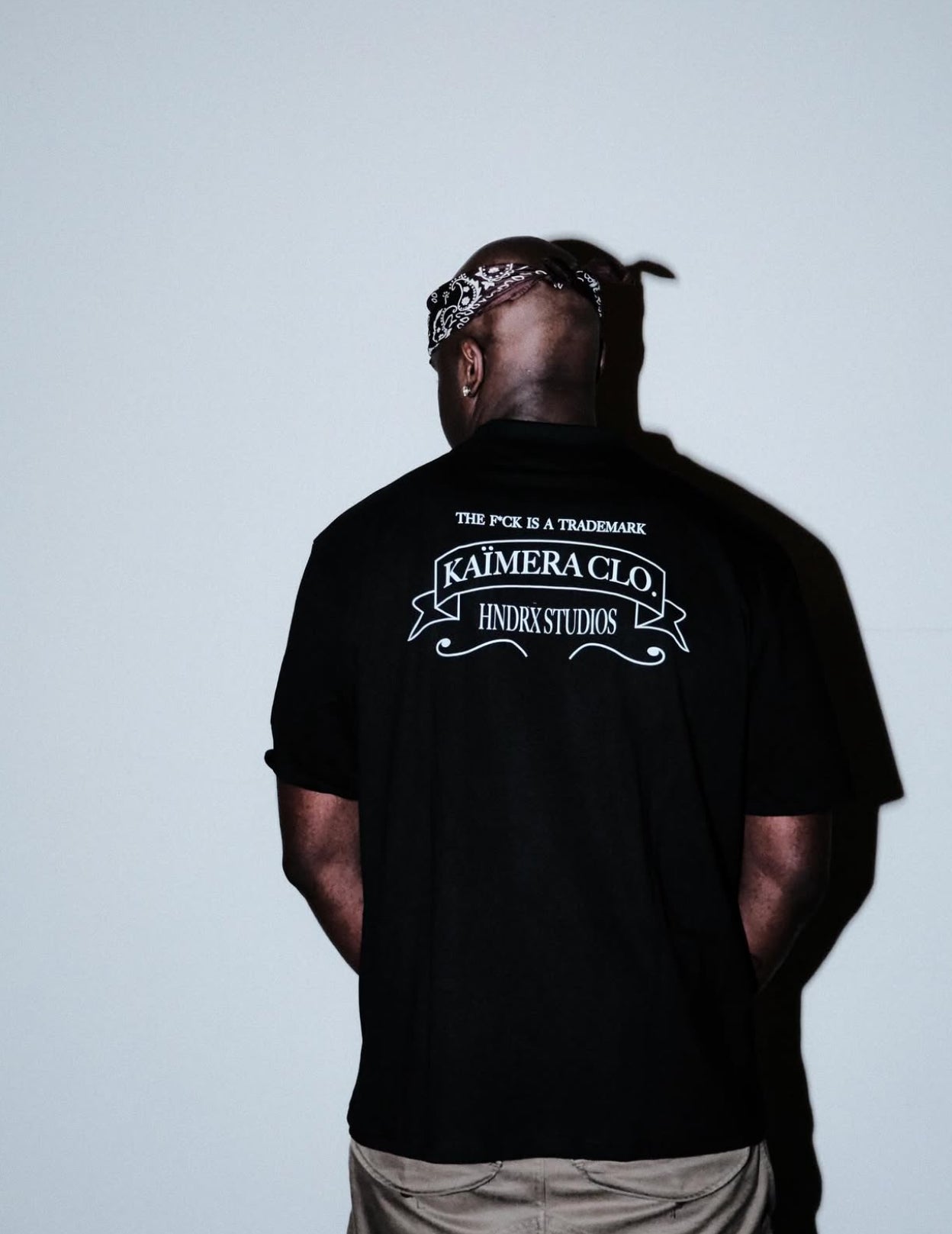 KAIMERA X HNDRX STATEMENT TEE BLACK